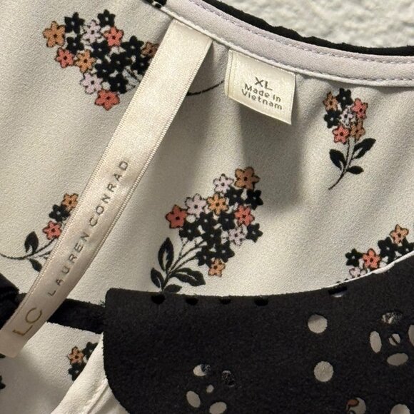 Lauren Conrad Floral Sleeveless Blouse With Scalloped Collar & Tie Neck Sz XL - Picture 2 of 12